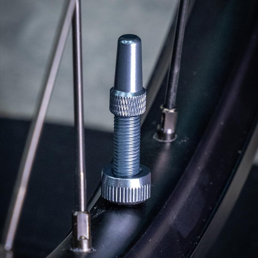 Muc-Off Graue Presta Tubeless Ventile, 44 mm - Hochwertige Anti-Leck Fahrradventile mit integriertem Werkzeug zum Entfernen des Ventilkerns Alcovic