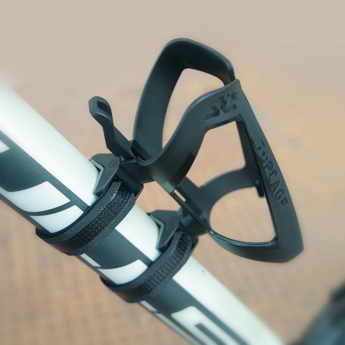 SKS GERMANY ANYWHERE TOPCAGE Flaschenhalter, Fahrradzubehör, Flaschenhalterung für Fahrräder, inklusive Gurte für Rohre mit Durchmesser bis 80 mm, sicherer Flaschenhalt, schwarz Alcovic