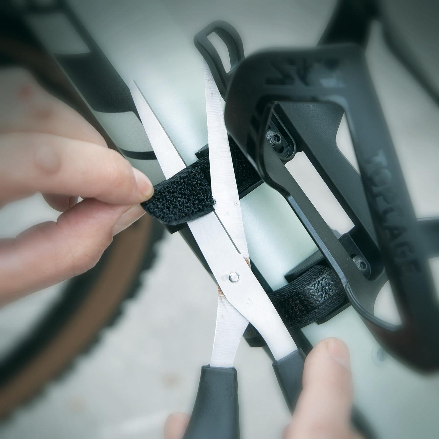 SKS GERMANY ANYWHERE TOPCAGE Flaschenhalter, Fahrradzubehör, Flaschenhalterung für Fahrräder, inklusive Gurte für Rohre mit Durchmesser bis 80 mm, sicherer Flaschenhalt, schwarz Alcovic