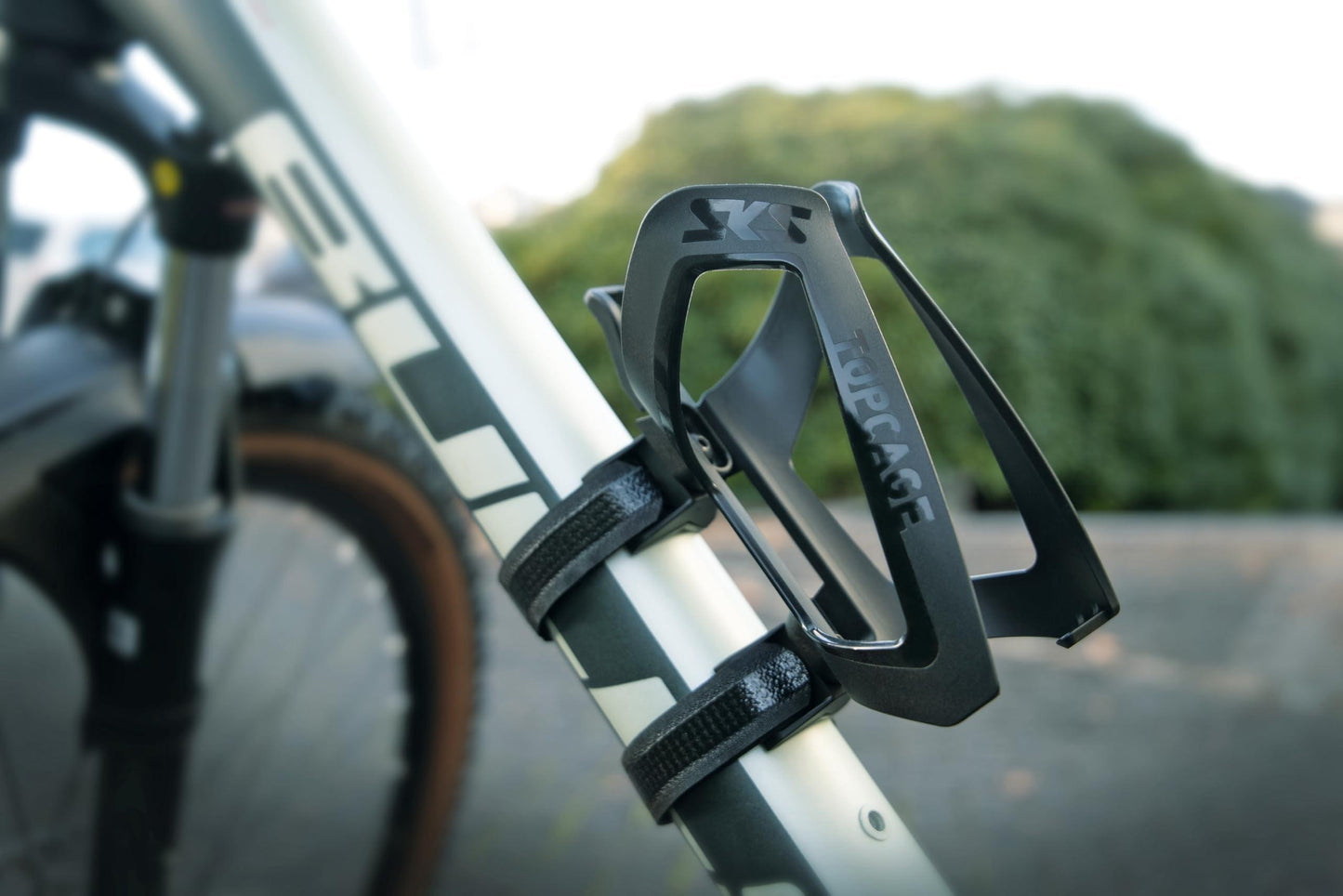 SKS GERMANY ANYWHERE TOPCAGE Flaschenhalter, Fahrradzubehör, Flaschenhalterung für Fahrräder, inklusive Gurte für Rohre mit Durchmesser bis 80 mm, sicherer Flaschenhalt, schwarz Alcovic