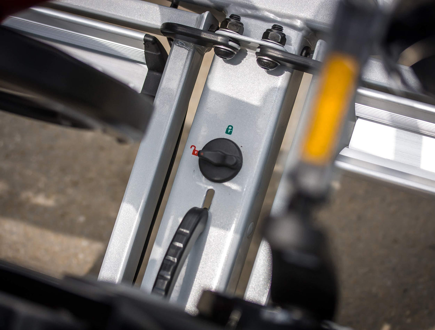 EUFAB Fahrradträger Jake, für E-Bikes geeignet + EUFAB 16412 Universal Wandhalterung für Fahrradträger Alcovic