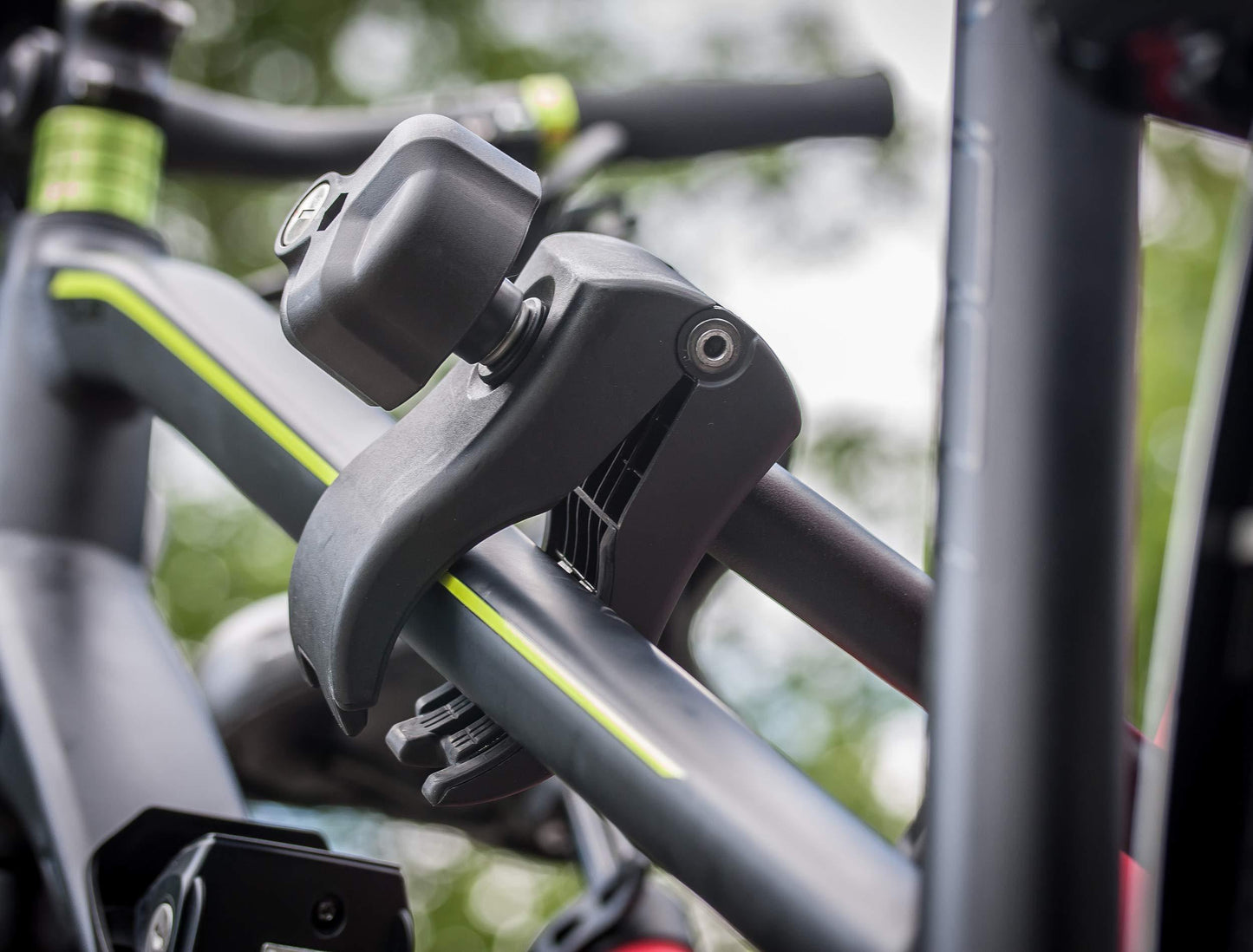 EUFAB Fahrradträger Jake, für E-Bikes geeignet + EUFAB 16412 Universal Wandhalterung für Fahrradträger Alcovic