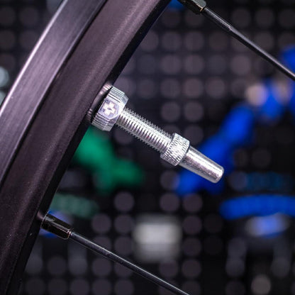Muc-Off Graue Presta Tubeless Ventile, 44 mm - Hochwertige Anti-Leck Fahrradventile mit integriertem Werkzeug zum Entfernen des Ventilkerns Alcovic