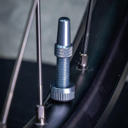 Muc-Off Graue Presta Tubeless Ventile, 44 mm - Hochwertige Anti-Leck Fahrradventile mit integriertem Werkzeug zum Entfernen des Ventilkerns Alcovic