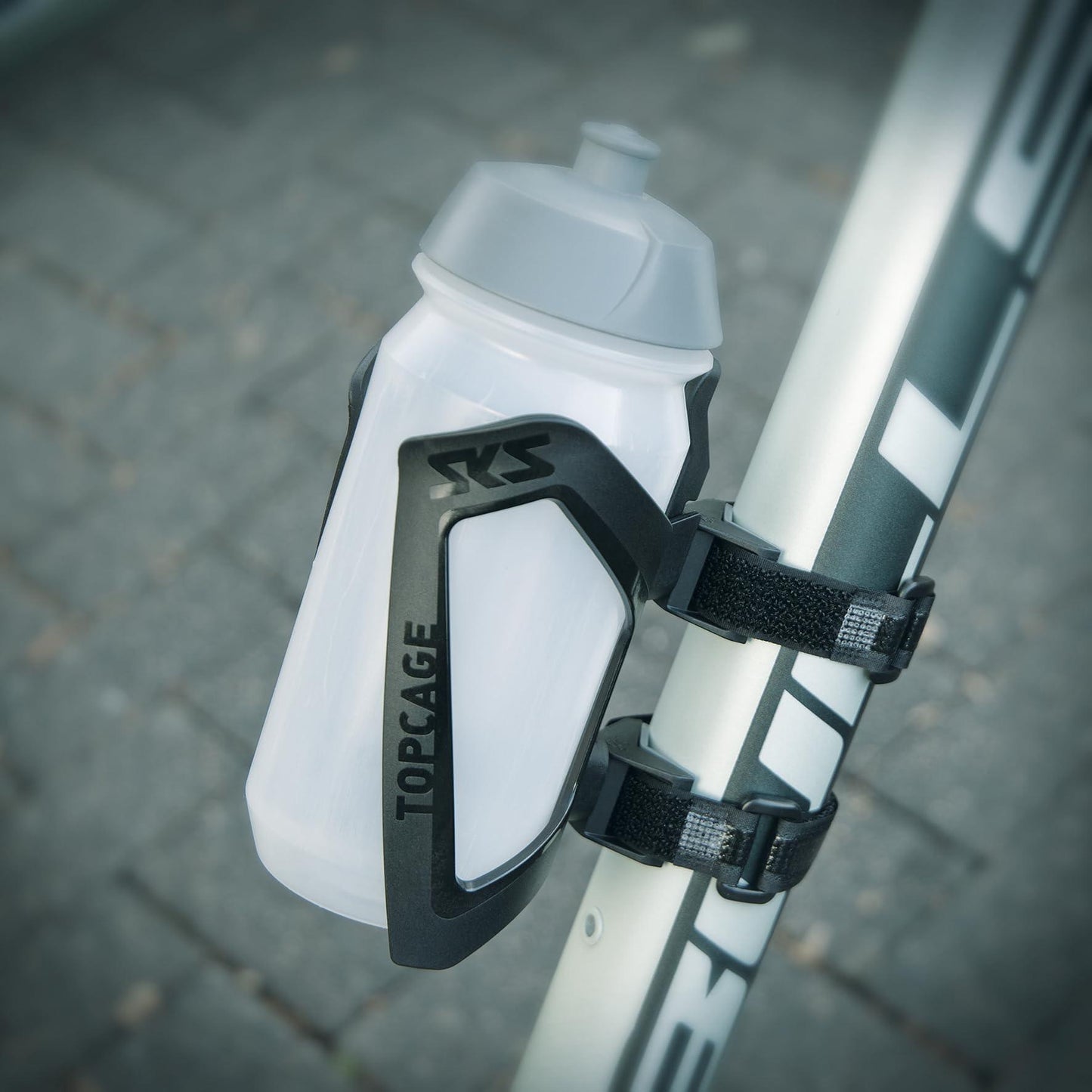 SKS GERMANY ANYWHERE TOPCAGE Flaschenhalter, Fahrradzubehör, Flaschenhalterung für Fahrräder, inklusive Gurte für Rohre mit Durchmesser bis 80 mm, sicherer Flaschenhalt, schwarz Alcovic